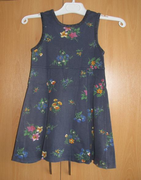 Dívčí šaty s květy, 116