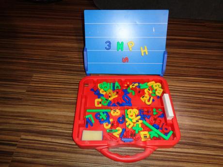 Magnetická tabule - písmena a čísla s magnetky,