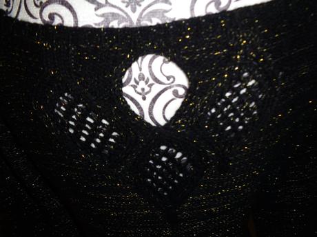 Luxusní černozlatý delší svetr, l