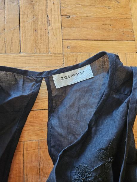 Pozdrove šaty s vyšíváním a rozparkem na zadech, zara,m