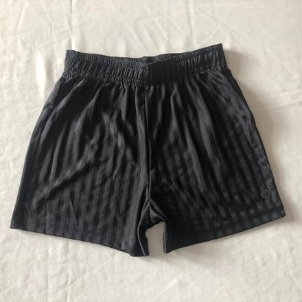 Vel. 110 černé sportovní šortky s tkaničkou, 110