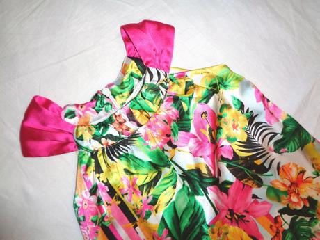 Krásné lesklé saténové květované šaty, palomino,110