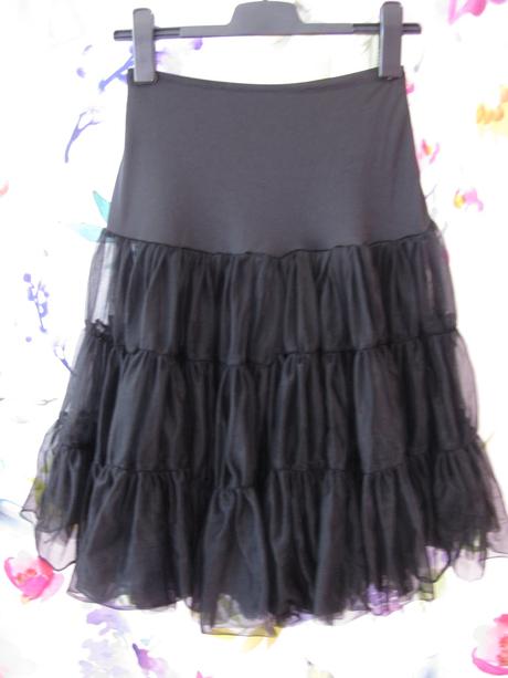 Černá delší tylová sukně s volánky, 152