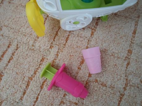 Play-doh pojízdný krámek na zmrzlinu,