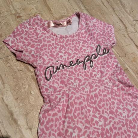 Šaty s nápisem, 104