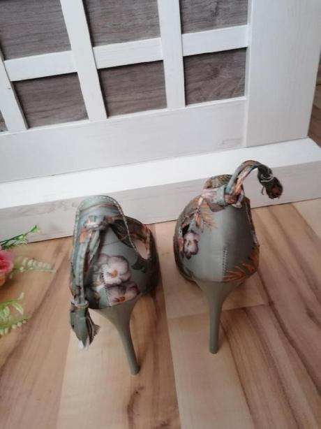 Květované lodičky, 36