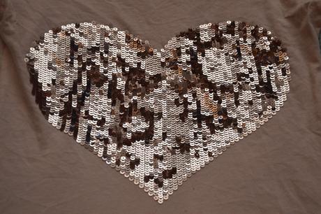 134 140 146 slabé triko s flitrovým srdcem, h&m,140