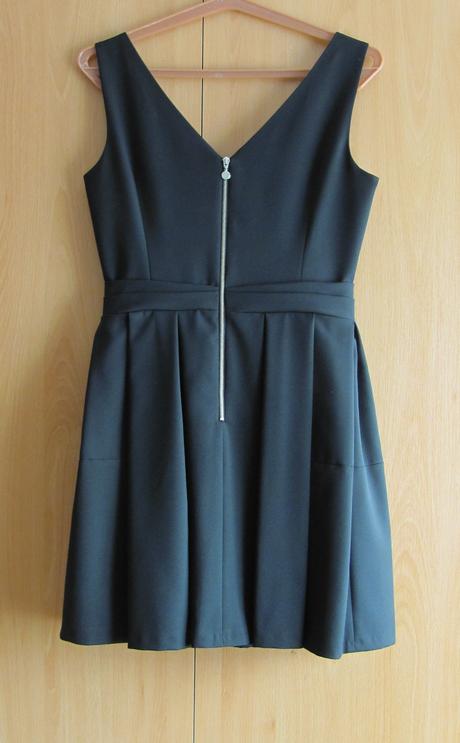 Černé společenské šaty, 38