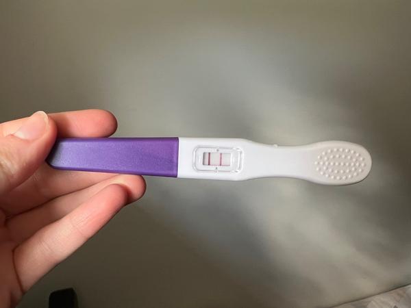 Pozitivní ovulační test den před menstruací. Co to znamená?