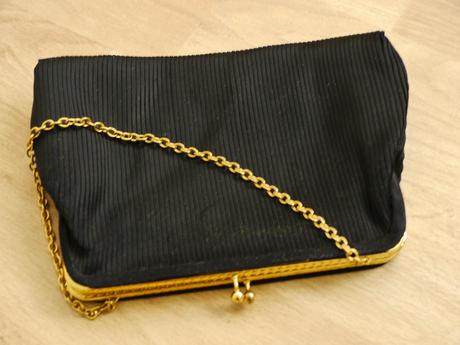 Kabelka na vecer se zlatym retizkem, 
