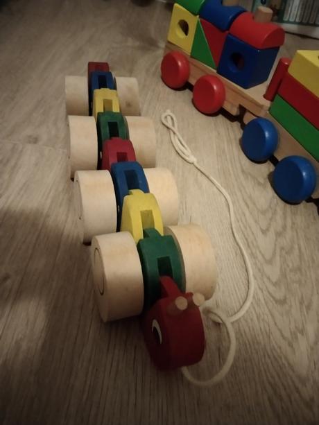 Dřevěný vláček a tahací housenka,