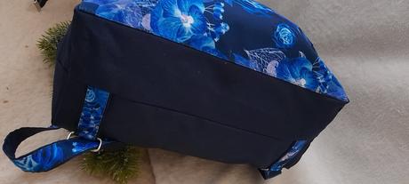 Městský prostorný batoh modré květy,