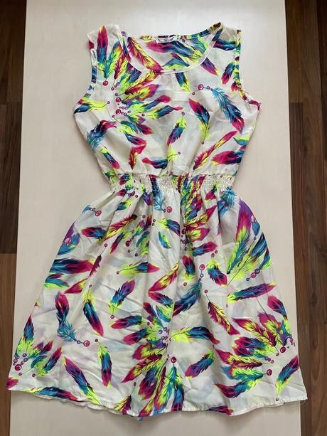 Letní vzorek šaty s peříčky, vel m ale jsou menší, s
