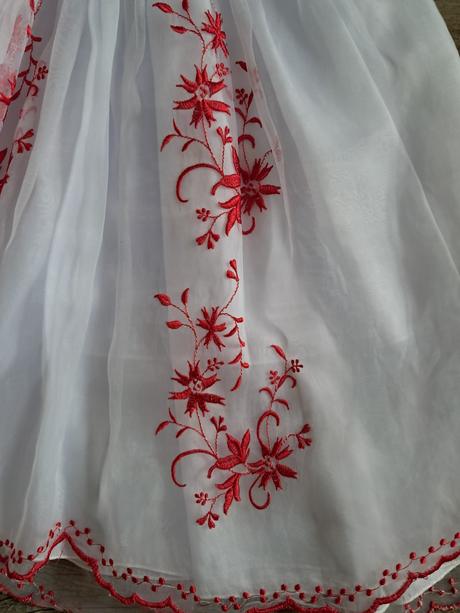 Vyšívané šaty pro družičku, 80