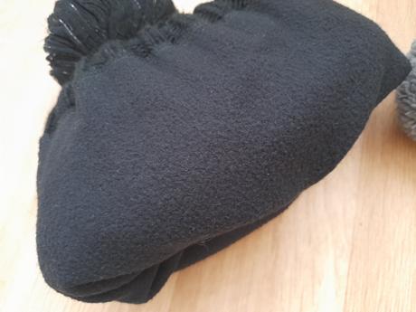 2 zimní čepice vel. 8 - 12 let - cena za obě, 