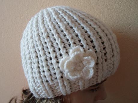 Bílá háčkovaná čepice čepička, 116