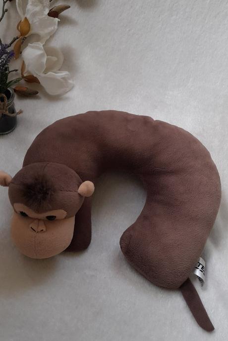 Dětský plyšový cestovní polštářek opice,