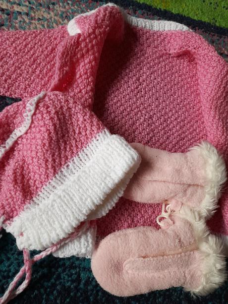 Malá růžová sada do porodnice,svetr a čepička,ruka, 68