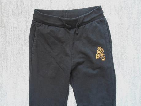 Černé tepláky, 146