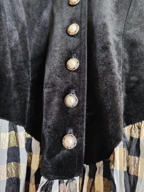 Originální šaty, vyrobené v mexiku, 152