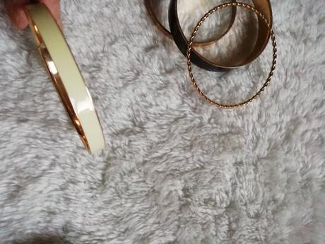 Náramky, kus40 kč,