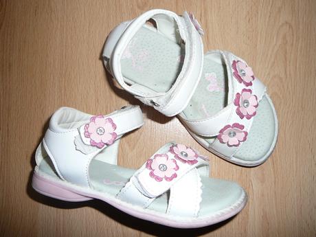Sandálky s kytičkama, 25