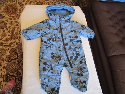 Velmi pěkná modrá zimní kombinéza s mickey mousem, disney,74