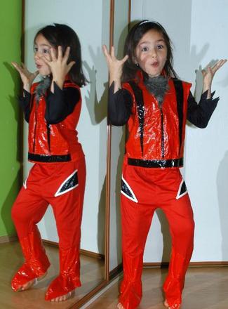 Karnevalový dvoudílný kostým čert či závodník,