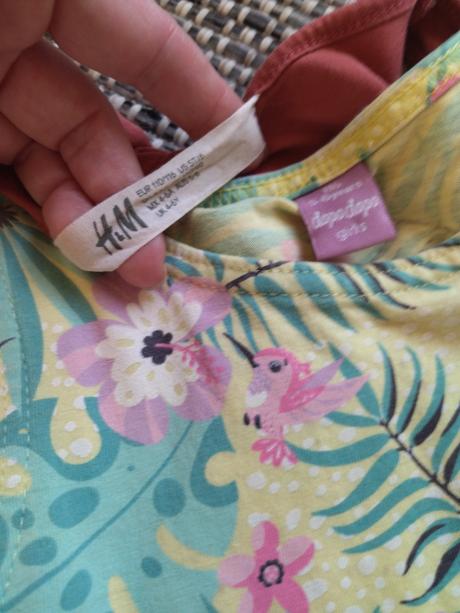 2 šaty kytičkové, h&m,110