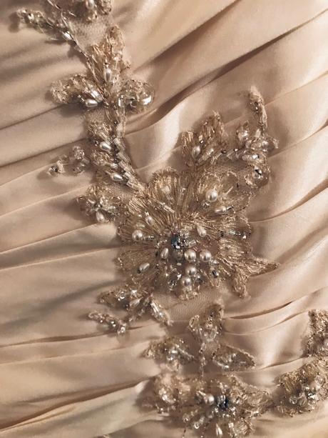 Svatební šaty barvy šampaňské - v.cca 36, s