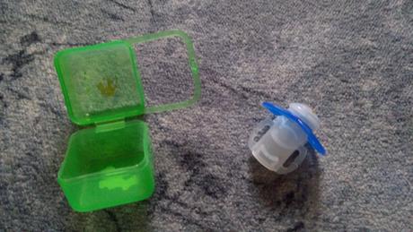 Dudlík s krabičkou, mam