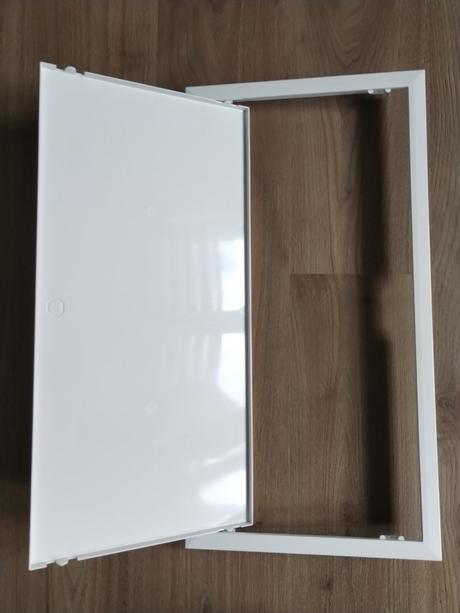 Plastový otvor s dvířky, 