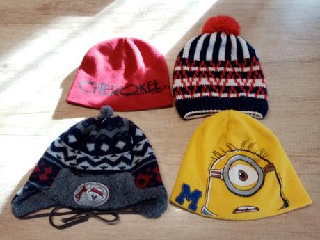 4x čepice, šála, 104