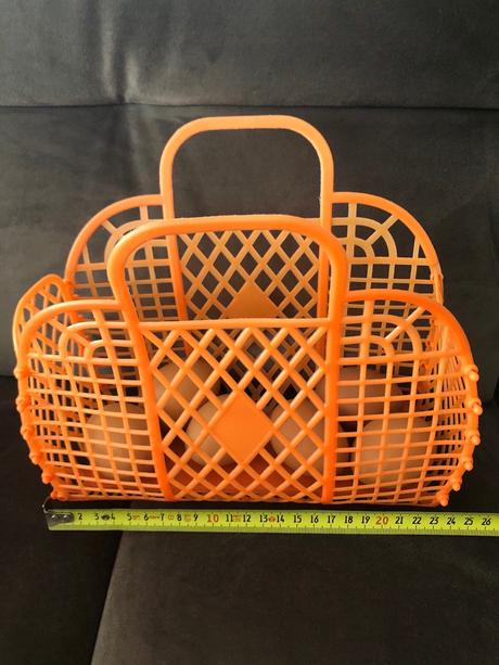 Oranžový plast košík k vodě bazénu na velikonoce, 