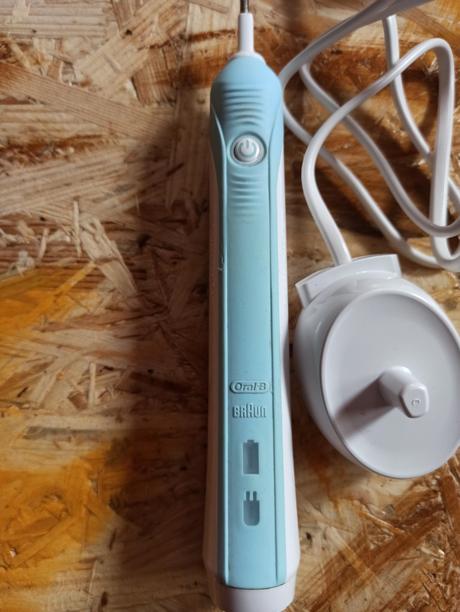 Elektrický zubní kartáček braun oral b, 