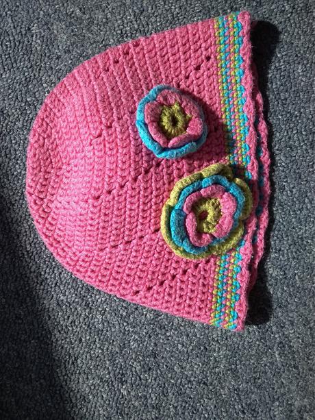 Háčkovaná čepička s kytičkou, 74