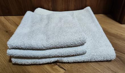 1 osuška, dva ručníky,