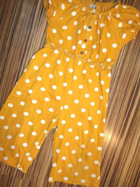 Hořčicově žlutí letní overal s puntíky, tu,104