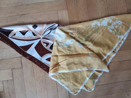 Šátek hnědý a žlutý,