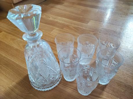 Broušená karafa a skleničky - větší,