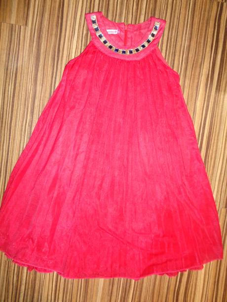 Červené plisované šaty, 128