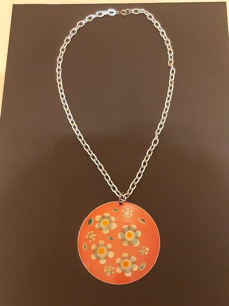 Dámský náhrdelník se smaltovaným příveskem, 