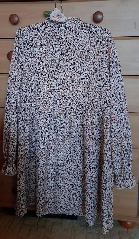 Vzorované krátké šaty s dlouhými rukávy, l