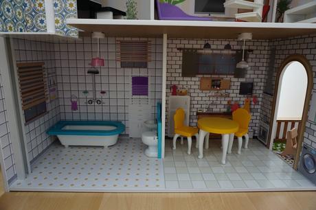 Woody domeček pro panenky s výtahem,