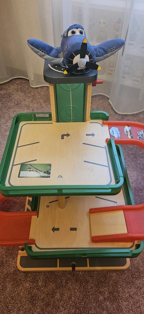 Woody dřevěná patrová garáž s výtahem, 