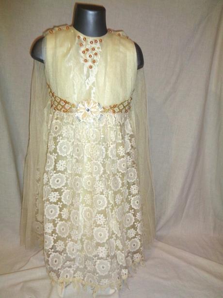 Krásné společenské šaty v barvě šampáňo, 128