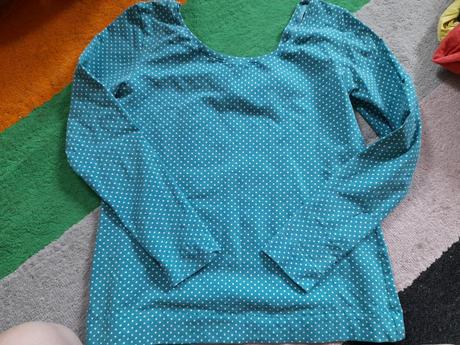 Puntíkaté triko modré s velkým výstřihem, 40