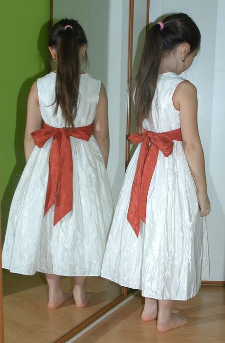 Společenské slavnostní plesové šaty i pro družičku, 134