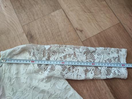 Bílé krajkové šaty, 140