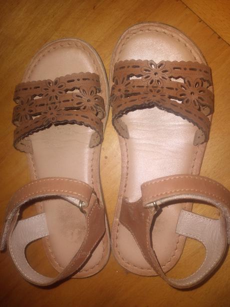 Dívčí sandále květy vel. 27 - 28, vn.stélka 18 cm, baťa,27